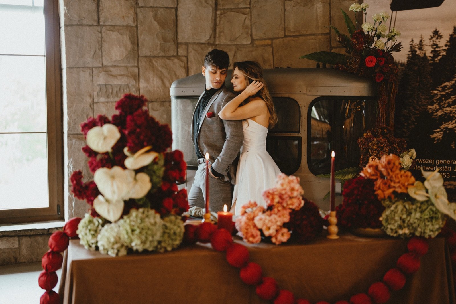 Para młoda przy gondoli kolejki linowej