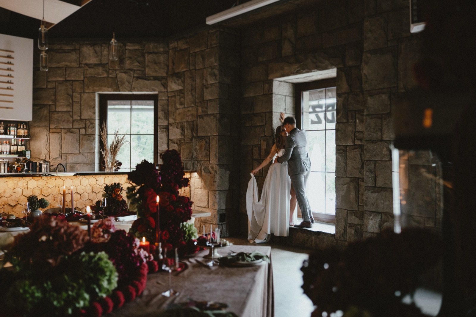 Pocałunek pary młodej przy barze